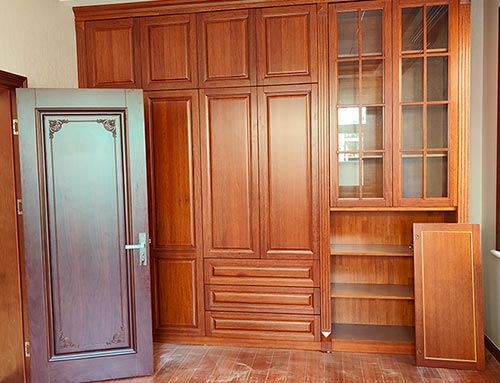 铜川中式家庭装修里定制的实木衣柜效果图